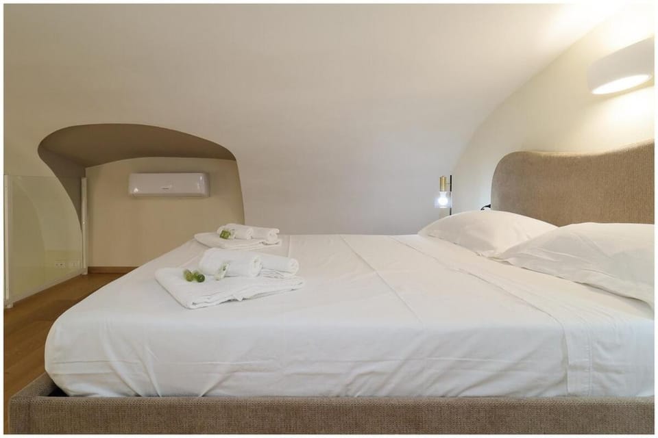 Bed, Photo of the whole room, Bedroom, towels, air conditioner