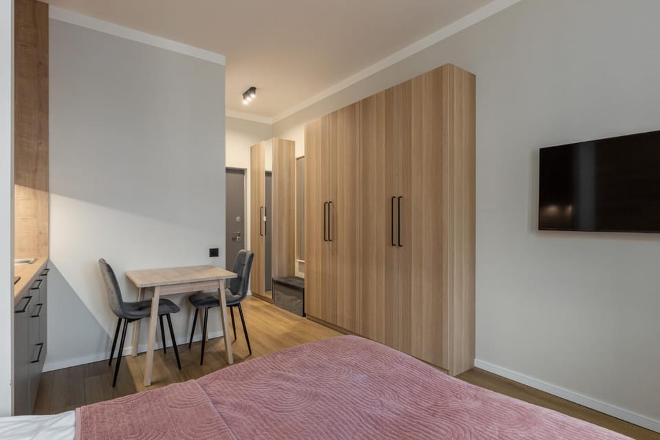 Bed, TV and multimedia, Kitchen or kitchenette, Photo of the whole room, Dining area, Bedroom, wardrobe