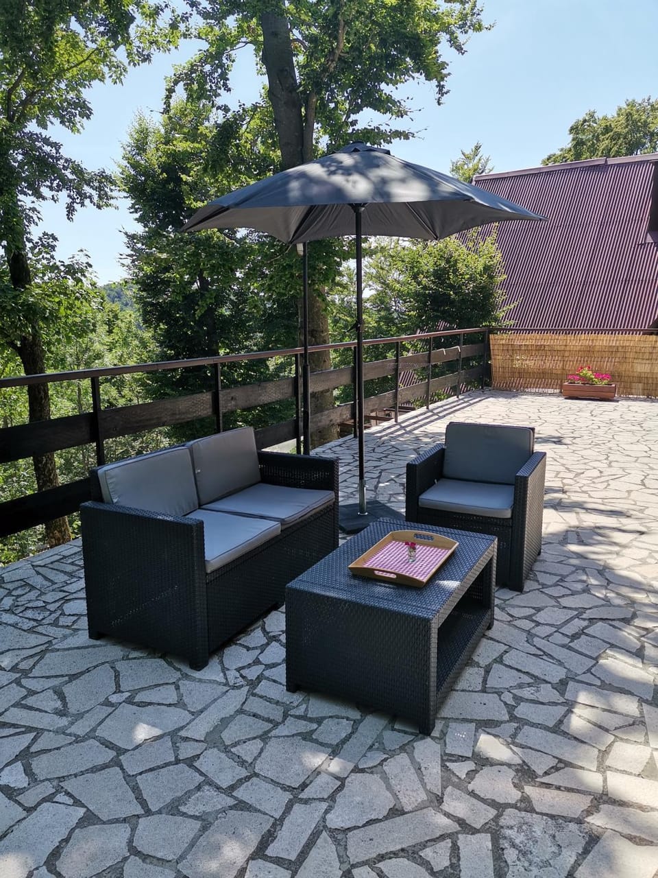Day, Seating area