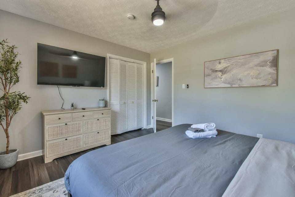 Bed, TV and multimedia, Bedroom
