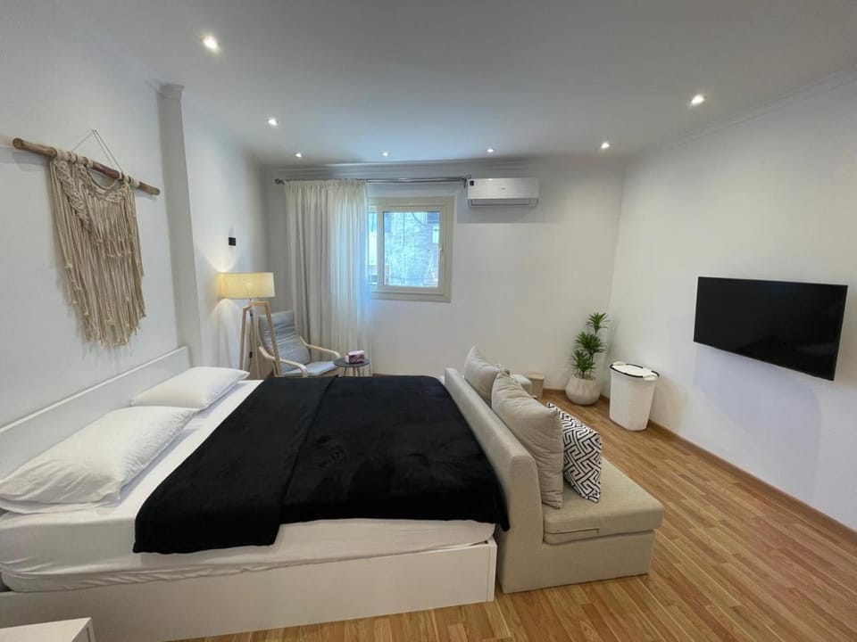Bed, TV and multimedia, Photo of the whole room, Bedroom, air conditioner