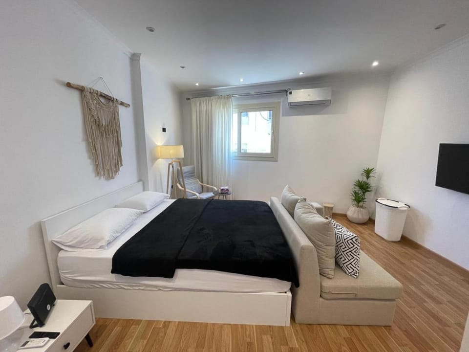 Bed, TV and multimedia, Photo of the whole room, Bedroom, towels