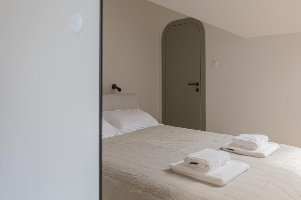 Bed, towels
