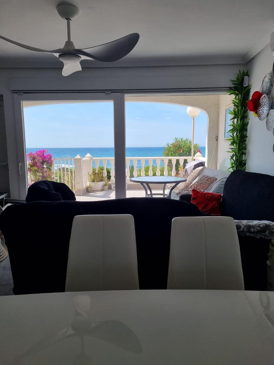 Communal lounge/ TV room, Facade/entrance, Balcony/Terrace, Living room, Dining area, Sea view