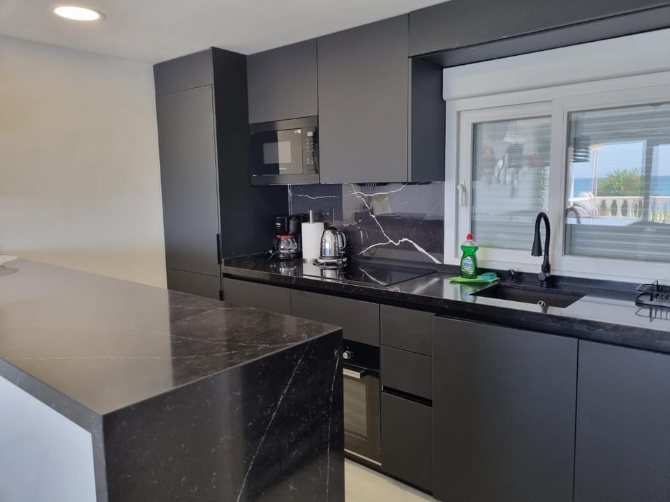 Coffee/tea facilities, dishwasher, heating, microwave, oven, stove, toaster, kitchen