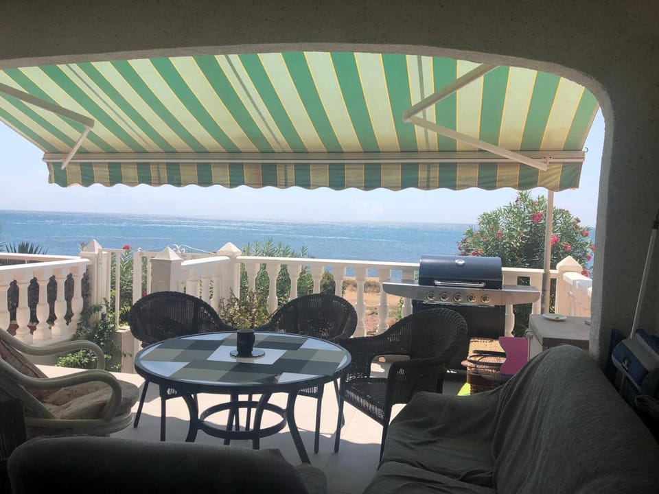 Patio, Natural landscape, BBQ facilities, View (from property/room), Balcony/Terrace, Living room, Seating area, Dining area, Sea view