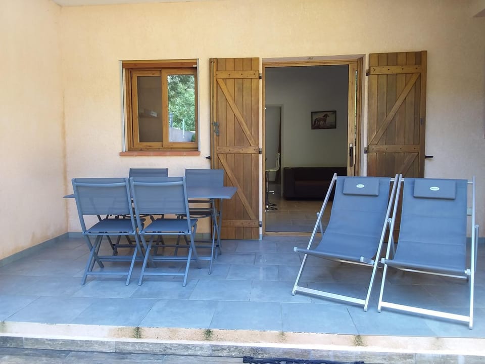 Patio, Dining area, sunbed