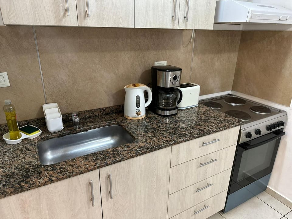 Coffee/tea facilities, Kitchen or kitchenette, stove, toaster
