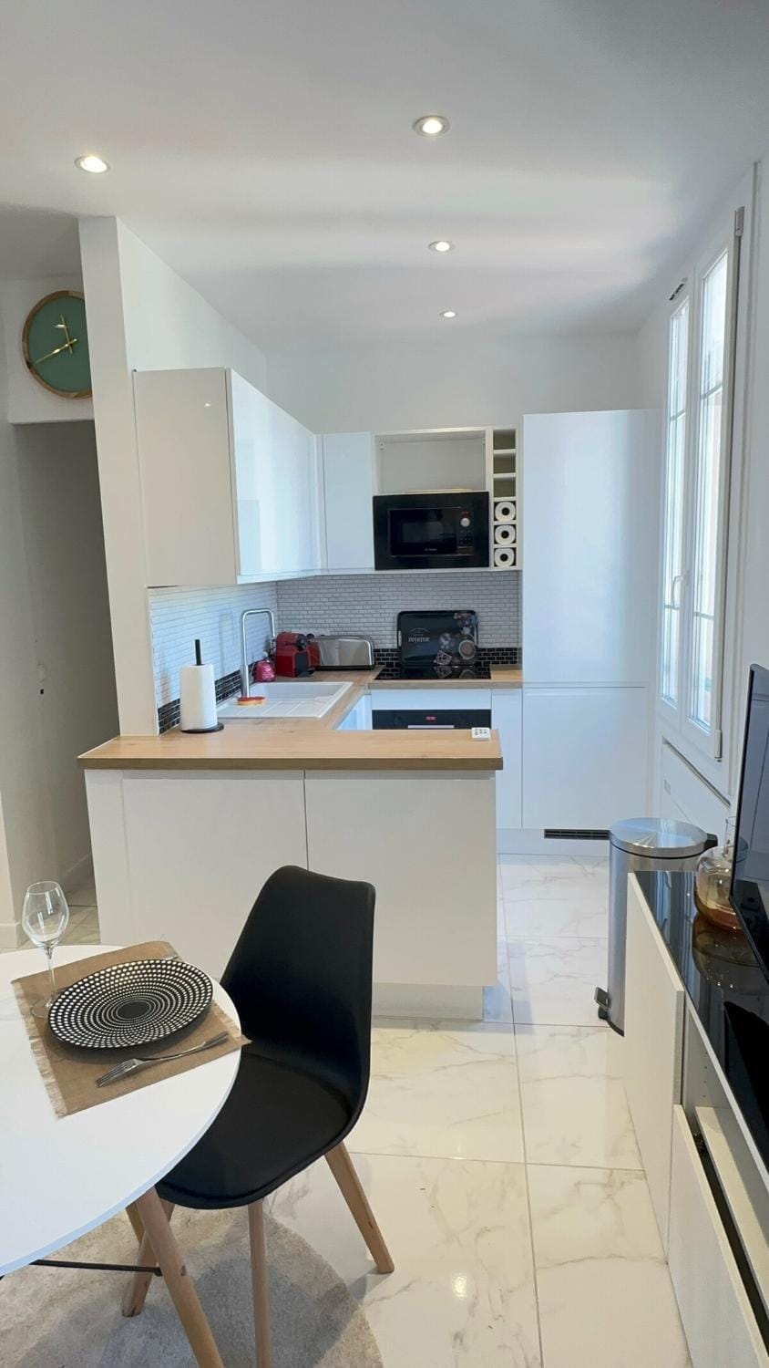 Kitchen or kitchenette, Dining area