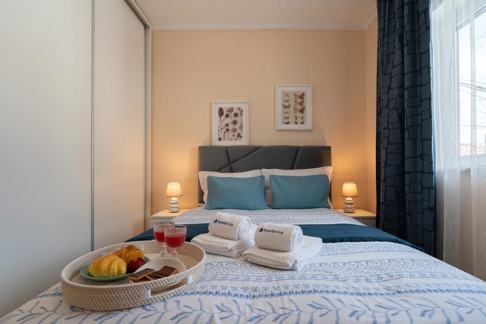 Bed, Bedroom, towels