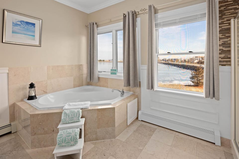 The Beacon Waterfront Inn Inn in Hull