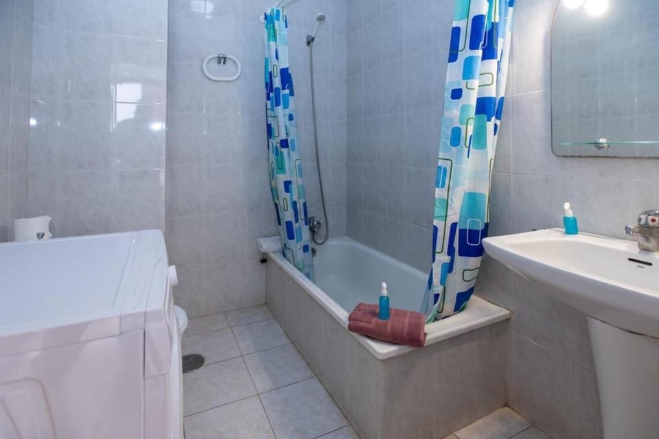 Central location P, terrace with pool view, sunny, quiet, wifi Apartment in Playa de las Americas
