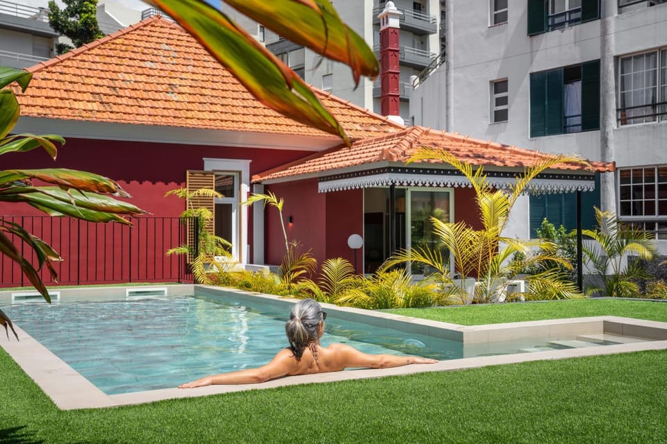 Property building, Day, Swimming pool