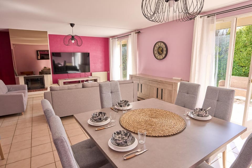 Communal lounge/ TV room, TV and multimedia, Living room, Seating area, Dining area