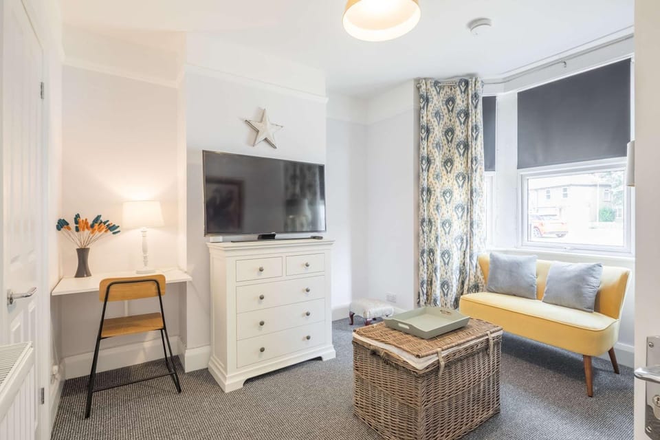 Modern 4-Bedroom Detached Home in Central Cambridge with Parking House in Cambridge