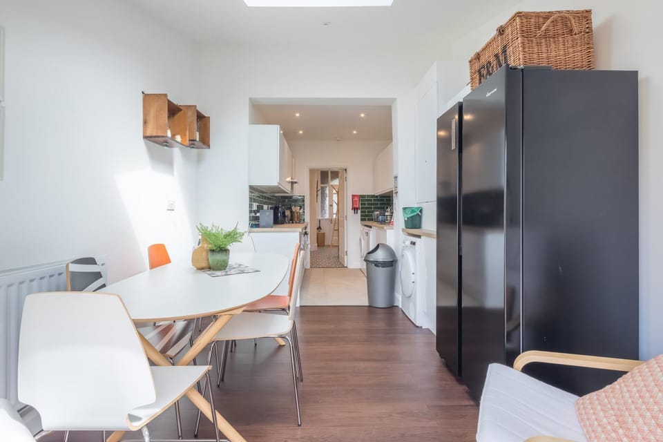 Modern 4-Bedroom Detached Home in Central Cambridge with Parking House in Cambridge