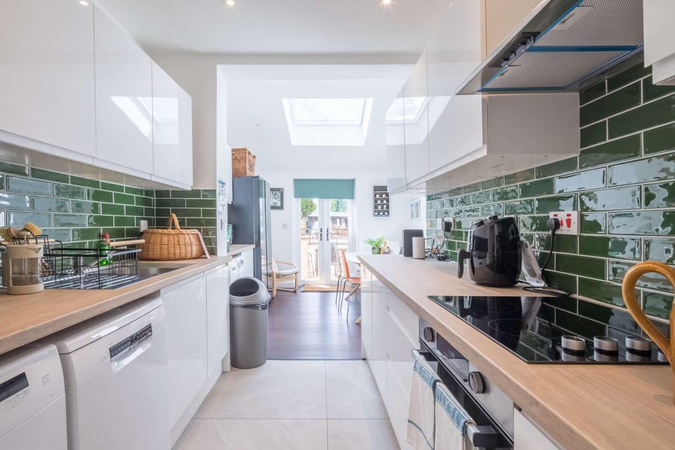 Modern 4-Bedroom Detached Home in Central Cambridge with Parking House in Cambridge