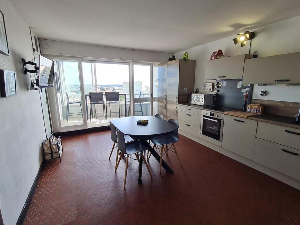 Kitchen or kitchenette, Dining area