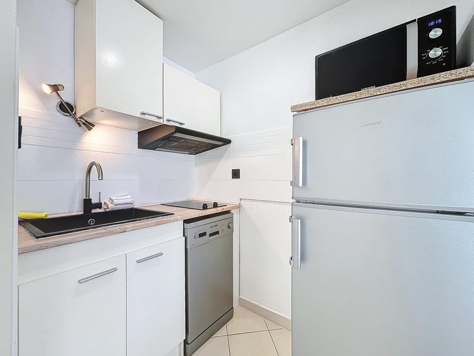 Kitchen or kitchenette, dishwasher