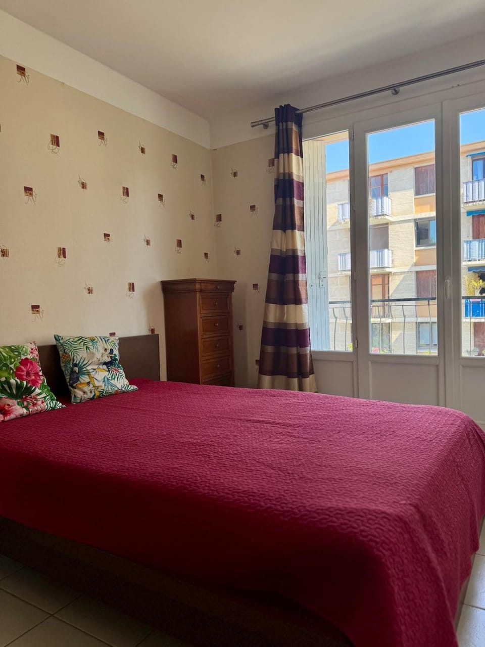Provencal City Center Getaway Apartment in Saint-Raphael