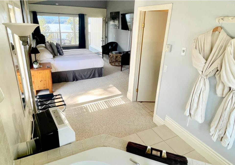 Quarrystone House B&B Bed and Breakfast in Galiano Island