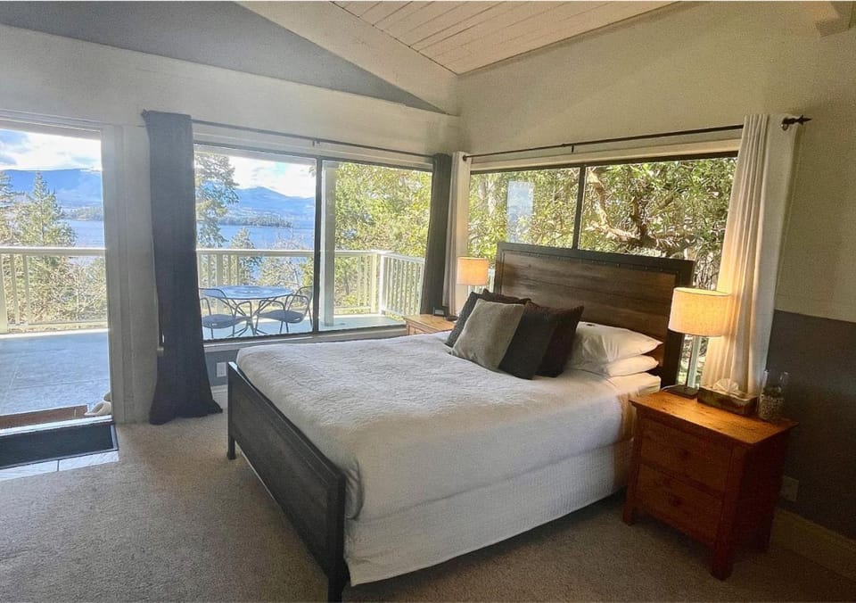 Quarrystone House B&B Bed and Breakfast in Galiano Island