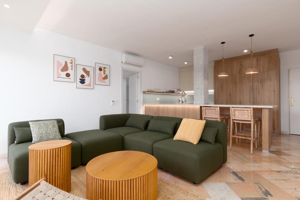 Kitchen or kitchenette, Living room, Seating area, Dining area