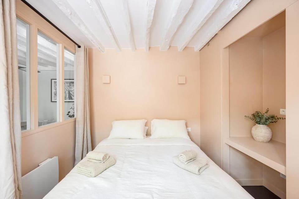 Elegant Parisian apartment, Place des Vosges Apartment in Paris