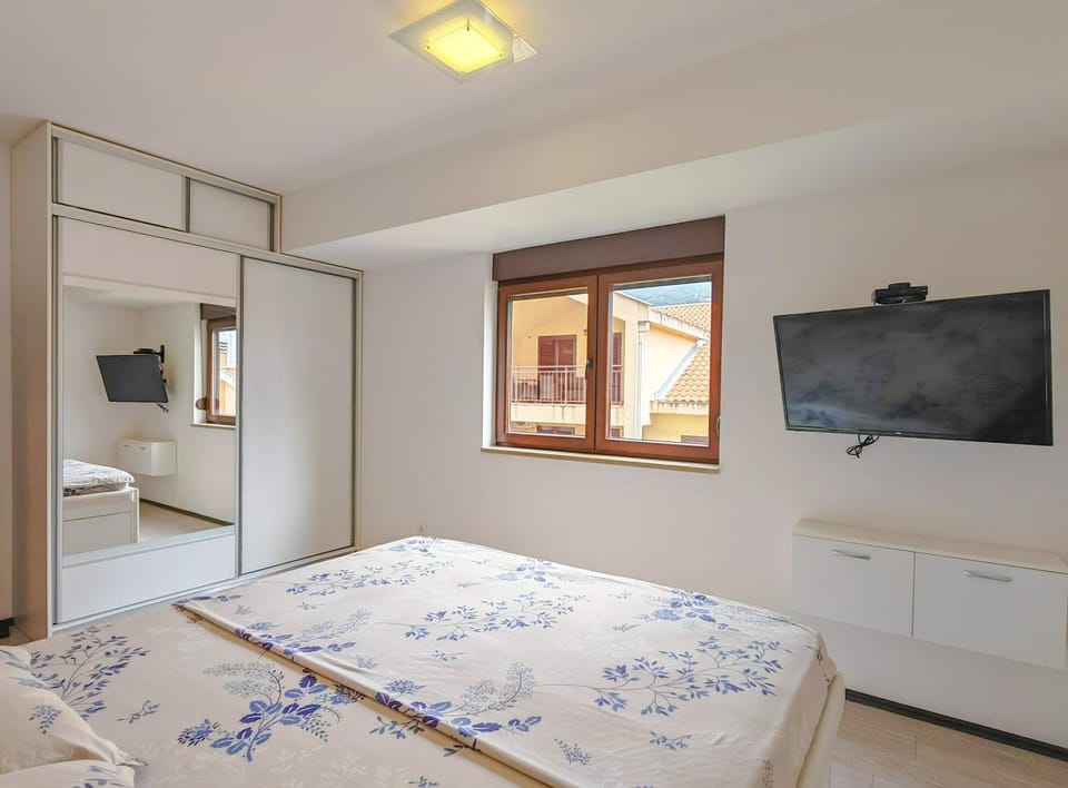 Bed, TV and multimedia, Photo of the whole room, Bedroom