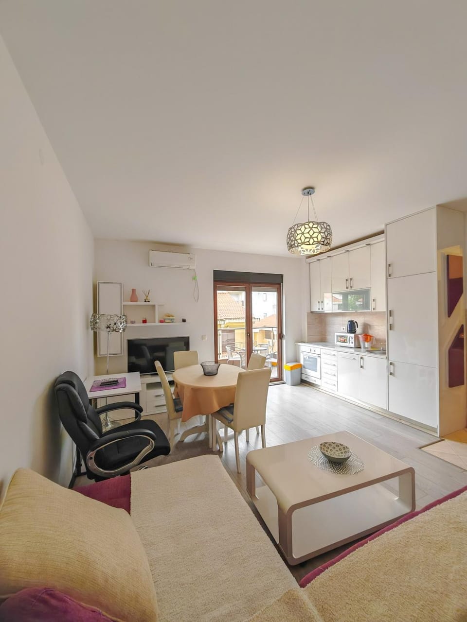 Kitchen or kitchenette, Living room, Seating area, Dining area, Bedroom