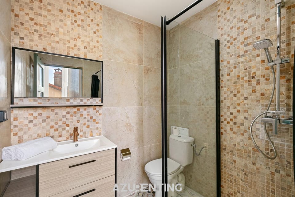 Shower, Toilet, Bathroom, towels