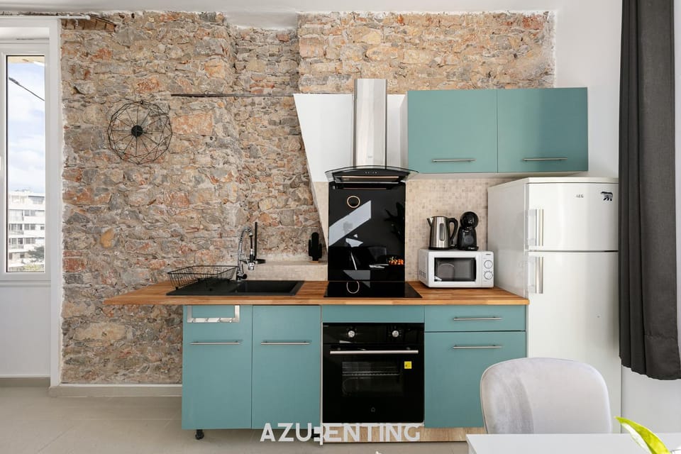 Coffee/tea facilities, microwave, oven, stove, toaster, kitchen