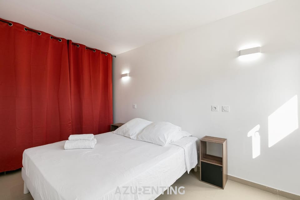 Bed, Photo of the whole room, Bedroom, storage, towels