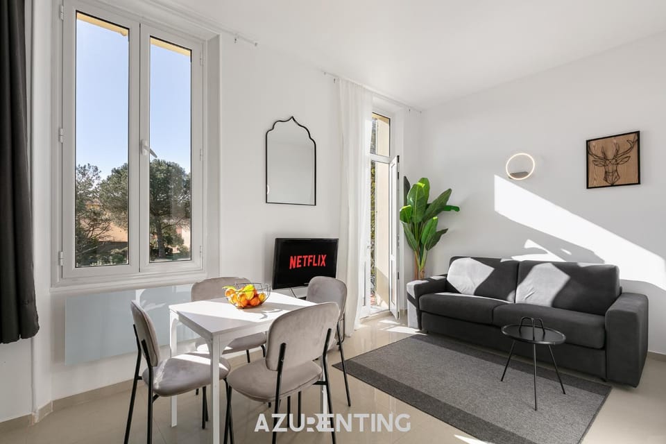 TV and multimedia, Seating area, Dining area