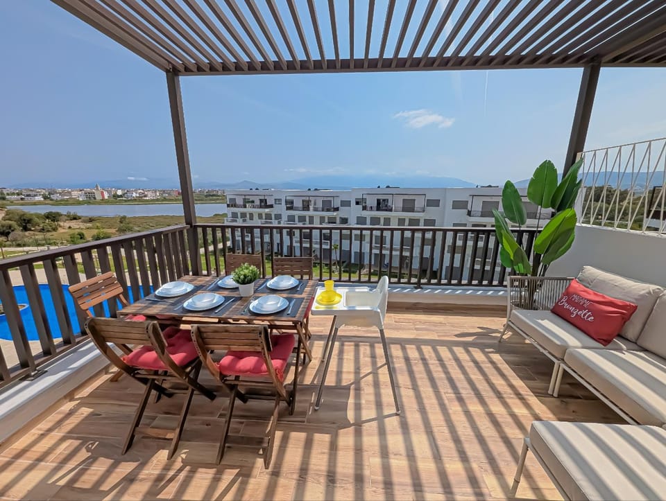 Natural landscape, Balcony/Terrace, Seating area, Dining area