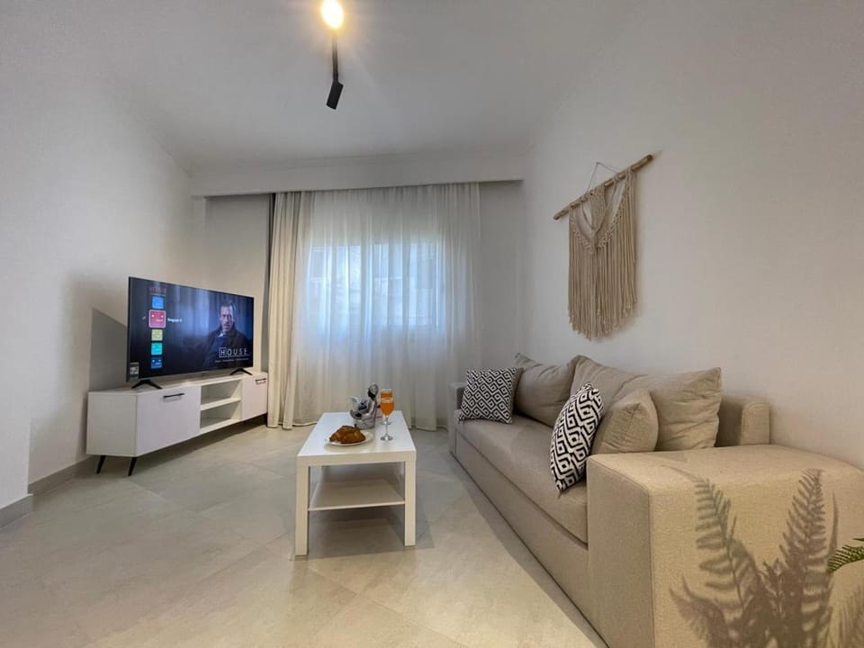 Communal lounge/ TV room, TV and multimedia, Living room, Seating area, Evening entertainment