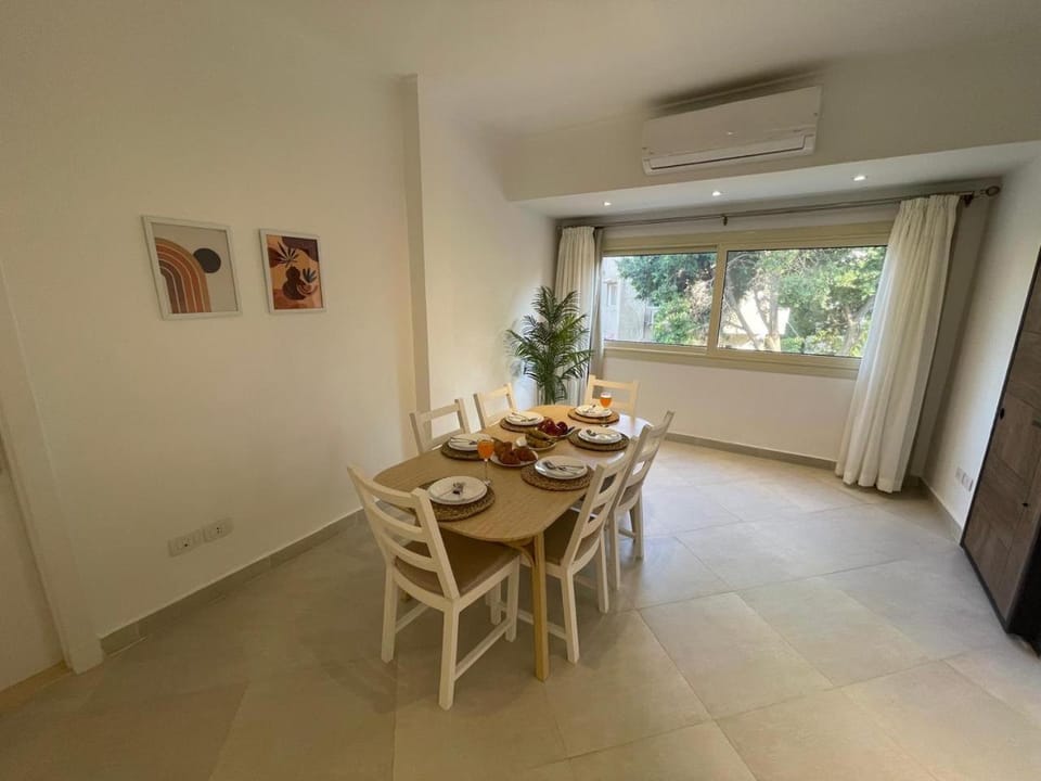 Living room, Food and drinks, Seating area, Food