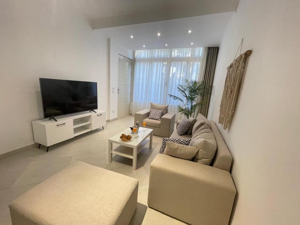 Communal lounge/ TV room, TV and multimedia, Living room, Seating area, Evening entertainment
