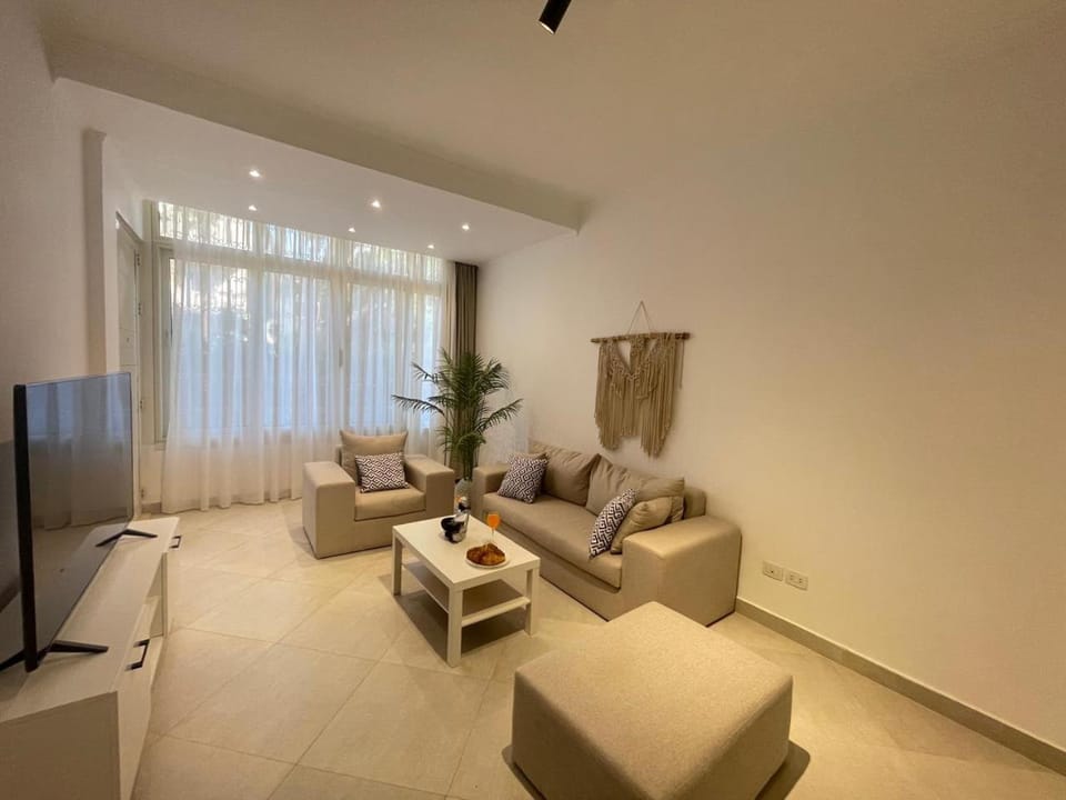 TV and multimedia, Living room, Seating area, Evening entertainment