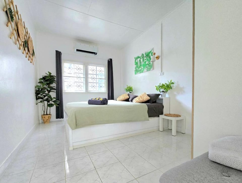 Bed, Photo of the whole room, Bedroom, air conditioner