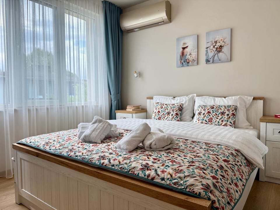 Bed, Bedroom, towels, air conditioner