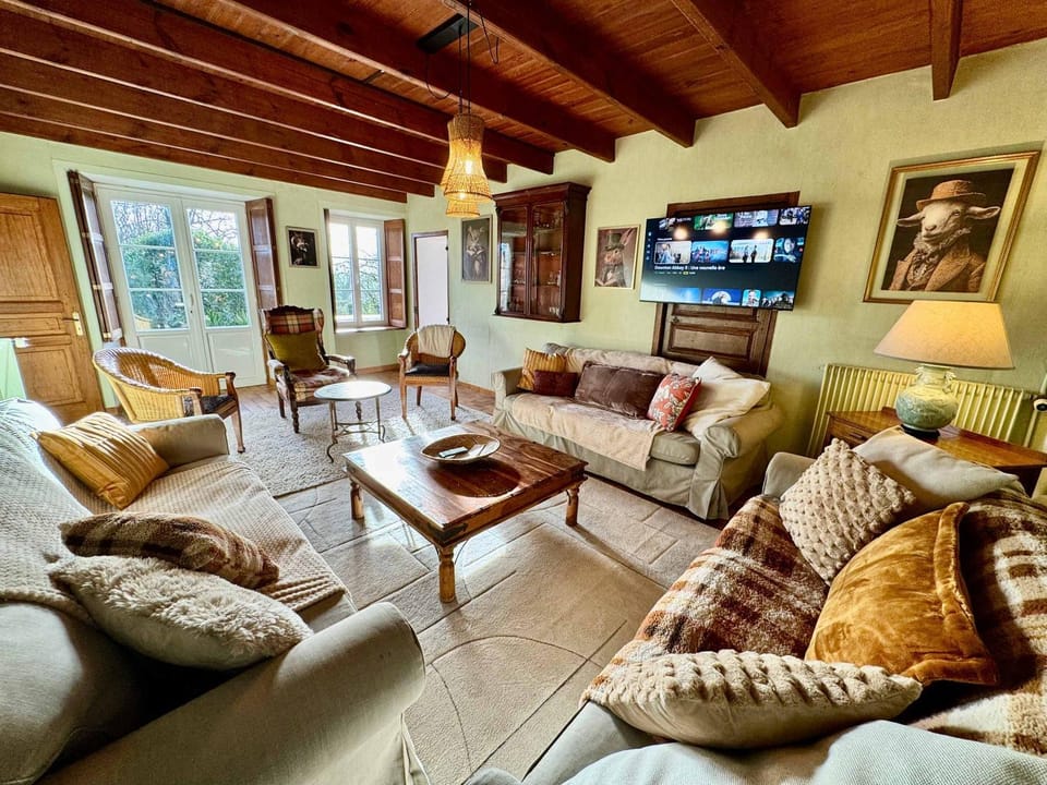 Communal lounge/ TV room, TV and multimedia, Living room, Seating area, Evening entertainment