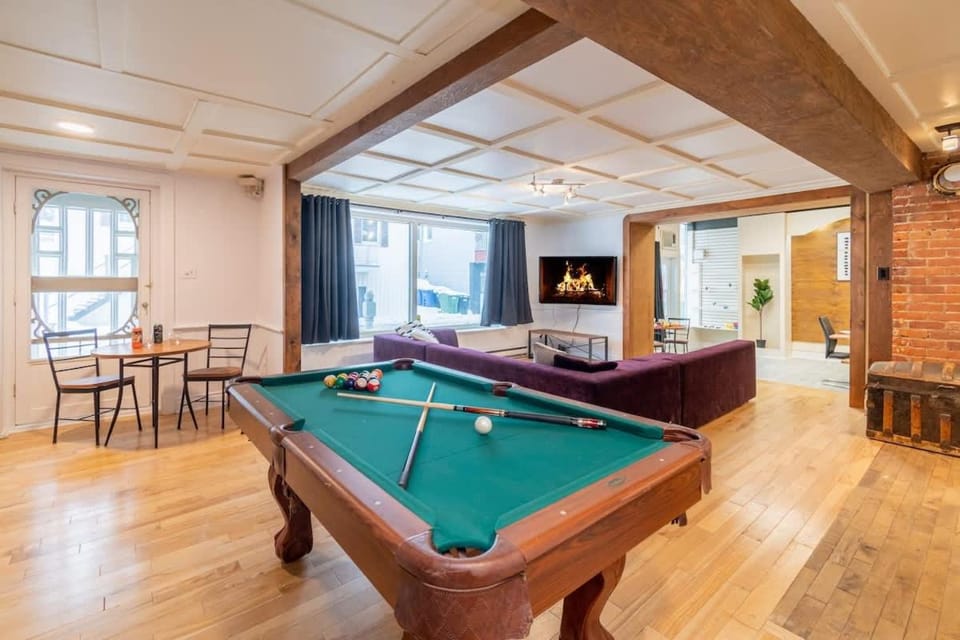 Old-Time Charm - 12 Guests - Billiards & Hot Tub House in Maine