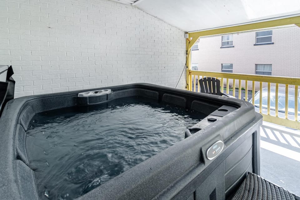 Old-Time Charm - 12 Guests - Billiards & Hot Tub House in Maine