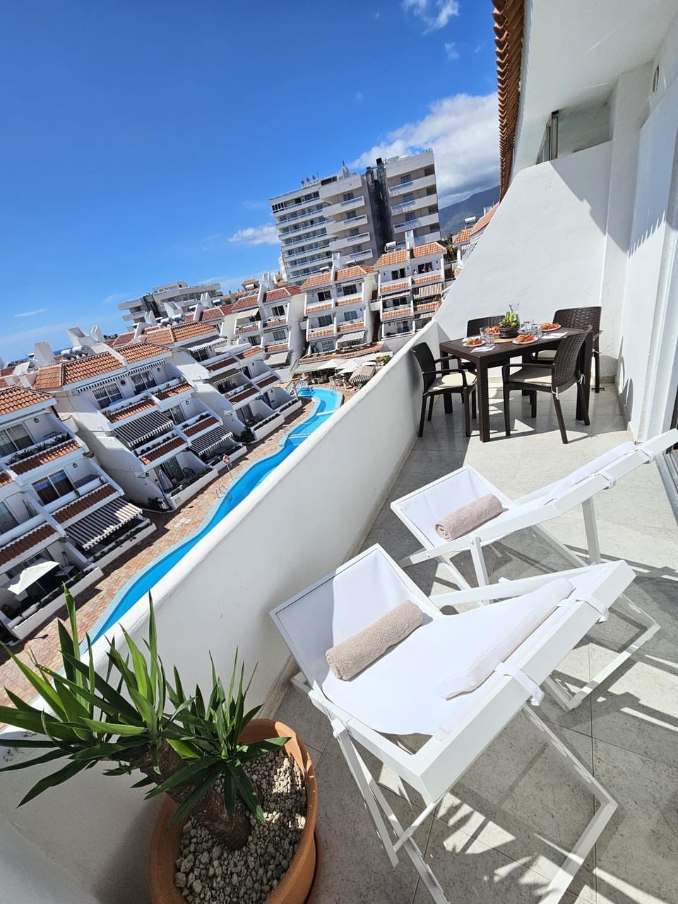 View (from property/room), Balcony/Terrace, Pool view, sunbed