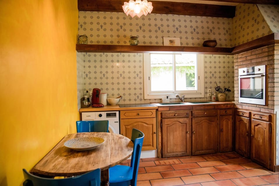 Coffee/tea facilities, Kitchen or kitchenette, Dining area, oven, stove