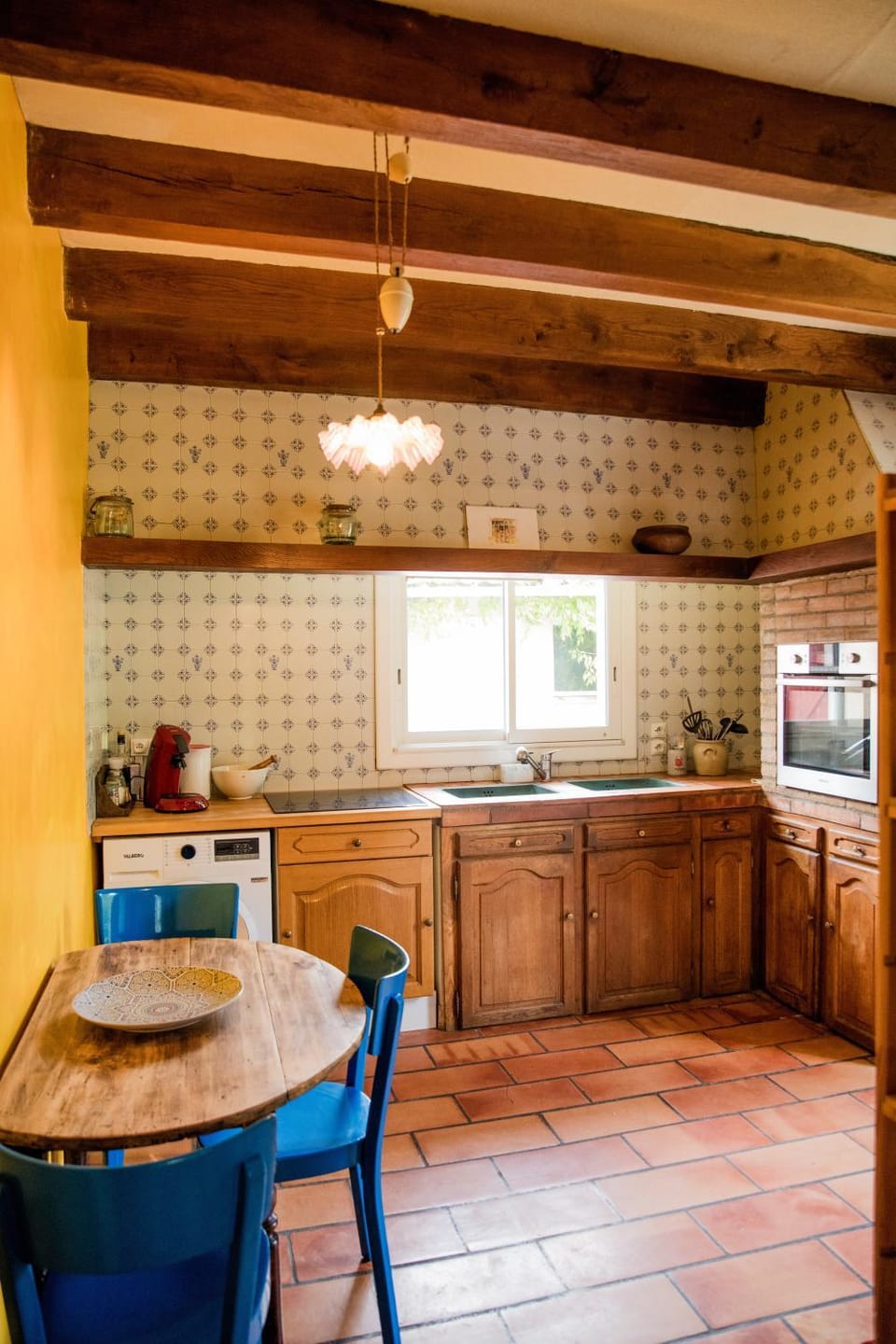 Kitchen or kitchenette, Dining area, stove