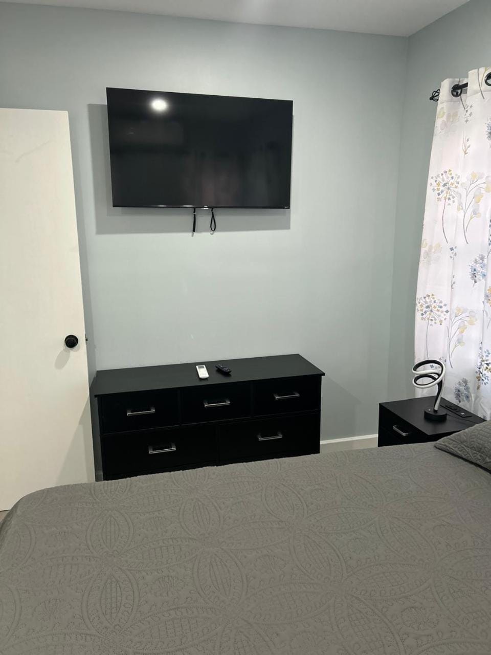 Bed, TV and multimedia, Photo of the whole room, Bedroom
