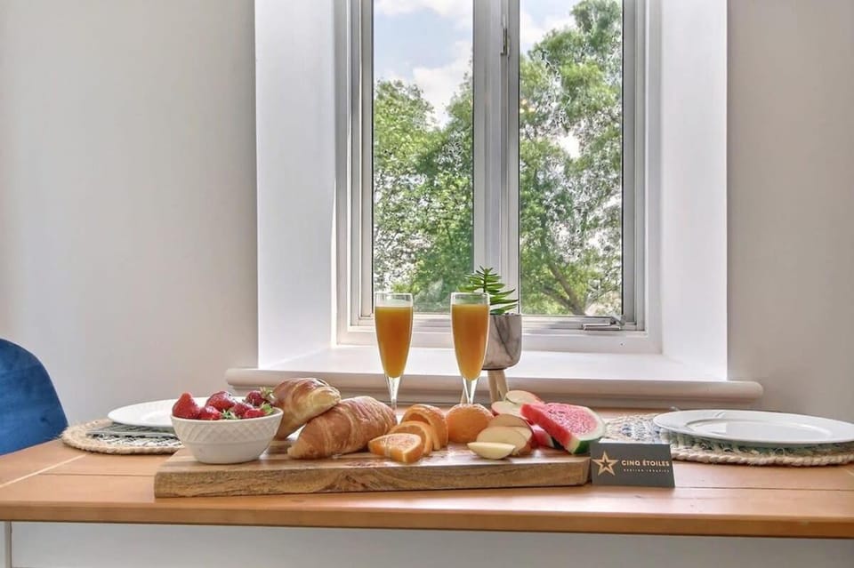 Cozy 2BR - 2 King Beds & 2 Parking - 8min to Old Town Apartment in Quebec City