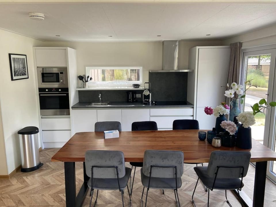 Kitchen or kitchenette, Dining area, dishwasher, oven, pet friendly, stove